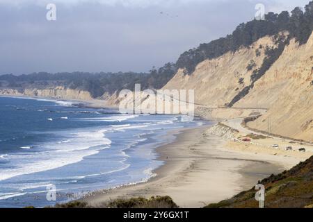 Küstenansicht der Landschaft und Landschaft von Big Sur, mit pazifischem Ozean und Felsen an der Küste während des Sonnenuntergangs.Kalifornien, USA. Reisen und Tourismus Stockfoto