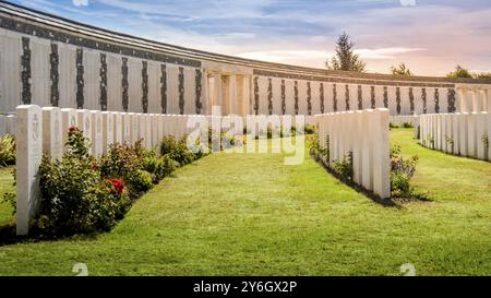 Passendale, Westflandern, Belgien, 12.08.2018: Blick auf den Fluss Tyne Cot Commonwealth Kriegsgräber Friedhof und Denkmal für die Fehlende, Grabstätte für Th Stockfoto