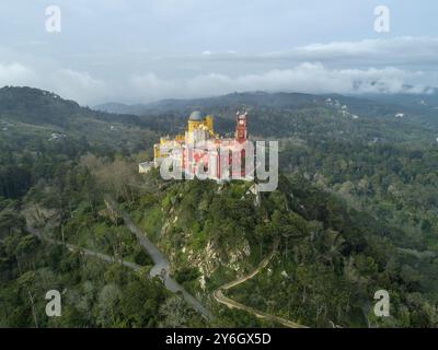 Luftaufnahme des Pena Palace (Palacio da Pena) am Vormittag, Sintra, Portugal, Europa Stockfoto