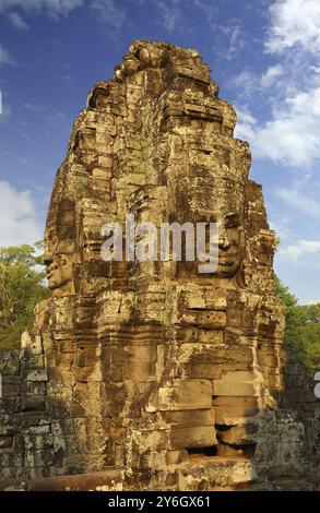 Riesige Steinwände am Bayon Tempel bei Sonnenaufgang, Angkor Wat, Kambodscha, Asien Stockfoto