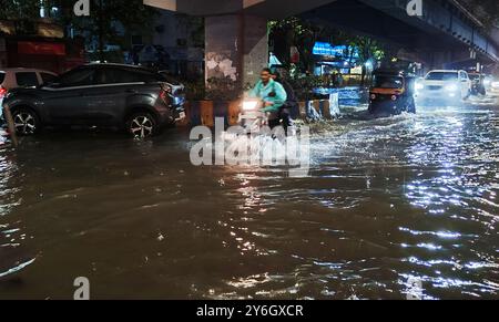 Mumbai, Indien. September 2024. MUMBAI, INDIEN – 25. SEPTEMBER: In mehreren Teilen der Stadt Mumbai und den Vororten gab das India Meteorological Department (IMD) am 25. September 2024 in Mumbai und Thane einen orangen Alarm wegen Starkregen aus. (Foto: Praful Gangurde/Hindustan Times/SIPA USA) Credit: SIPA USA/Alamy Live News Stockfoto