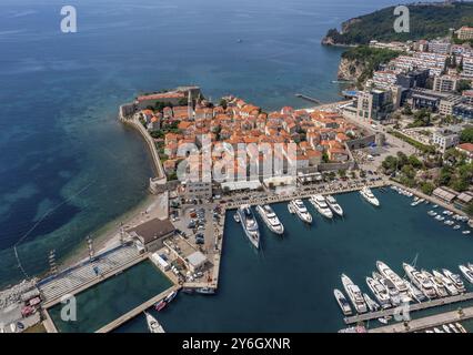 Aus der Vogelperspektive auf die ummauerte Altstadt von Budva. Pier mit verankerten Yachten und Booten. Adria, Montenegro, Europa Stockfoto