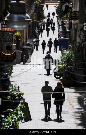 Hintergrundbeleuchtung der Via Giovanni Bausan von der Via dei Mille in Neapel Stockfoto