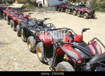 Viele Quad-Bikes stehen in Reihe Stockfoto