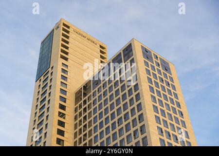 Berlin, Deutschland, Juni 2022, Illustrative Editorial: Blick auf das Wolkenkratzer des Waldorf Astoria Hotels in Berlin, Europa Stockfoto