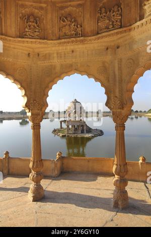 Alte jain-Cenotaphs am See in jaisalmer rajasthan indien Stockfoto