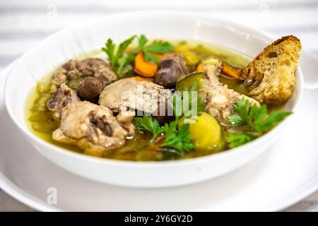 Super nahrhafte Hühnchen- und Gemüsesuppe mit Hühnerleber und Herzen Stockfoto