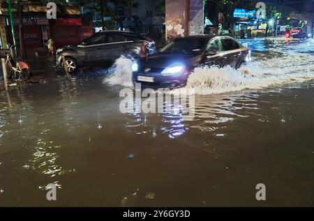 Mumbai, Indien. September 2024. MUMBAI, INDIEN – 25. SEPTEMBER: In mehreren Teilen der Stadt Mumbai und den Vororten gab das India Meteorological Department (IMD) am 25. September 2024 in Mumbai und Thane einen orangen Alarm wegen Starkregen aus. (Foto: Praful Gangurde/Hindustan Times/SIPA USA) Credit: SIPA USA/Alamy Live News Stockfoto