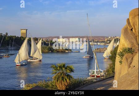 Wunderschöne Landschaft mit Felukenbooten auf dem Nil in Assuan bei Sonnenuntergang, Ägypten, Afrika Stockfoto