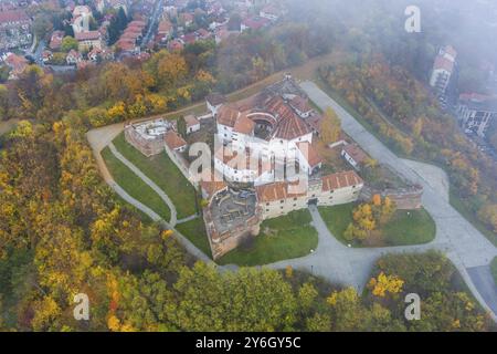 Luftaufnahme der historischen Zitadelle von Brasov auf dem Straja-Hügel im Nebel, Rumänien, Europa Stockfoto