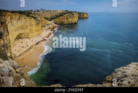 Carvoeiro, Portugal, September 2022: Hochwinkelblick auf Praia do Vale de Centeanes an der Küste der Algarve, Portugal, Europa Stockfoto