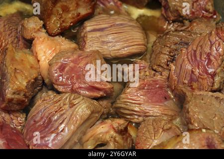 Rohe Fleischstücke, die in einer Pfanne gebraten wurden Stockfoto