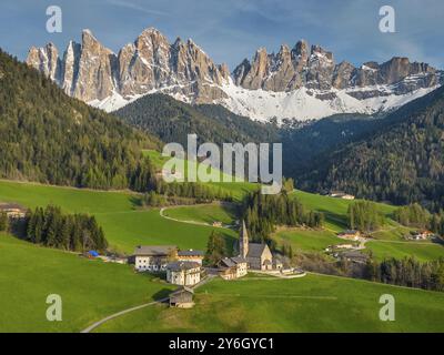 Frühlingslandschaft mit Santa Magdalena Dorf, italienische Dolomiten Alpen, in Südtirol, Val di Funes, Italien, Europa Stockfoto