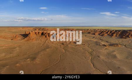 Panoramablick auf die brennenden Klippen des Bayanzag bei Sonnenuntergang in der Mongolei, gefunden in der Wüste Gobi Stockfoto