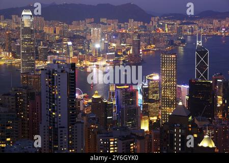 Hong Kong bei Nacht. Blick auf Victoria Harbour und Hong Kong Central. Vom Victoria Peak berücksichtigt Stockfoto