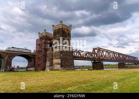 Die Eisenbahnbrücke Duisburg-Hochfeld-Rheinhausen, über den Rhein, Regionalzüge und viele Güterzüge queren hier den Rhein, von 1950, Stahl Fachwerkbrücke, Duisburg, NRW, Deutschland, Eisenbahnbrücke DU *** die Eisenbahnbrücke Duisburg Hochfeld Rheinhausen, über den Rhein, Regionalzüge und viele Güterzüge überqueren hier den Rhein, ab 1950, Stahlfachwerkbrücke, Duisburg, NRW, Deutschland, Eisenbahnbrücke DU Stockfoto