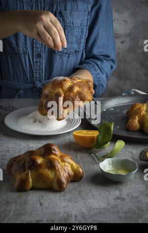 Essen, Frau, die Pan de muertos Brot der Toten für den mexikanischen Tag der Toten zubereitete Stockfoto