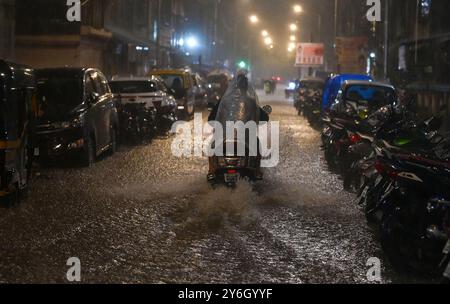 Mumbai, Indien. September 2024. MUMBAI, INDIEN – 25. SEPTEMBER: In mehreren Teilen der Stadt Mumbai und den Vororten gab das India Meteorological Department (IMD) am 25. September 2024 in Mumbai und Thane einen orangen Alarm wegen Starkregen aus. (Foto: Raju Shinde/Hindustan Times/SIPA USA) Credit: SIPA USA/Alamy Live News Stockfoto