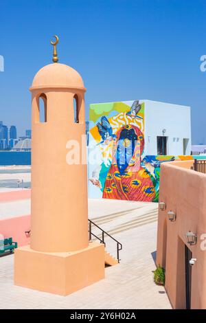 Ein wunderschönes Wandgemälde einer Dame mit einem Kopftuch von Mohawudu (Ghana) im Mina District in Doha, Katar Stockfoto