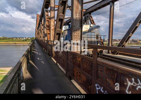 Die Eisenbahnbrücke Duisburg-Hochfeld-Rheinhausen, über den Rhein, Regionalzüge und viele Güterzüge queren hier den Rhein, von 1950, Stahl Fachwerkbrücke, Duisburg, NRW, Deutschland, Eisenbahnbrücke DU *** die Eisenbahnbrücke Duisburg Hochfeld Rheinhausen, über den Rhein, Regionalzüge und viele Güterzüge überqueren hier den Rhein, ab 1950, Stahlfachwerkbrücke, Duisburg, NRW, Deutschland, Eisenbahnbrücke DU Stockfoto