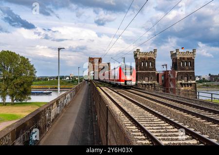 Die Eisenbahnbrücke Duisburg-Hochfeld-Rheinhausen, über den Rhein, Regionalzüge und viele Güterzüge queren hier den Rhein, von 1950, Stahl Fachwerkbrücke, Duisburg, NRW, Deutschland, Eisenbahnbrücke DU *** die Eisenbahnbrücke Duisburg Hochfeld Rheinhausen, über den Rhein, Regionalzüge und viele Güterzüge überqueren hier den Rhein, ab 1950, Stahlfachwerkbrücke, Duisburg, NRW, Deutschland, Eisenbahnbrücke DU Stockfoto