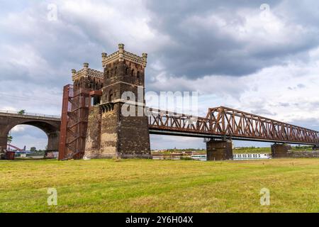 Die Eisenbahnbrücke Duisburg-Hochfeld-Rheinhausen, über den Rhein, Regionalzüge und viele Güterzüge queren hier den Rhein, von 1950, Stahl Fachwerkbrücke, Duisburg, NRW, Deutschland, Eisenbahnbrücke DU *** die Eisenbahnbrücke Duisburg Hochfeld Rheinhausen, über den Rhein, Regionalzüge und viele Güterzüge überqueren hier den Rhein, ab 1950, Stahlfachwerkbrücke, Duisburg, NRW, Deutschland, Eisenbahnbrücke DU Stockfoto