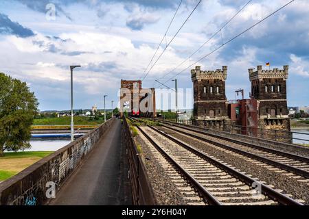 Die Eisenbahnbrücke Duisburg-Hochfeld-Rheinhausen, über den Rhein, Regionalzüge und viele Güterzüge queren hier den Rhein, von 1950, Stahl Fachwerkbrücke, Duisburg, NRW, Deutschland, Eisenbahnbrücke DU *** die Eisenbahnbrücke Duisburg Hochfeld Rheinhausen, über den Rhein, Regionalzüge und viele Güterzüge überqueren hier den Rhein, ab 1950, Stahlfachwerkbrücke, Duisburg, NRW, Deutschland, Eisenbahnbrücke DU Stockfoto