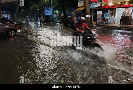 Mumbai, Indien. September 2024. MUMBAI, INDIEN – 25. SEPTEMBER: In mehreren Teilen der Stadt Mumbai und den Vororten gab das India Meteorological Department (IMD) am 25. September 2024 in Mumbai und Thane einen orangen Alarm wegen Starkregen aus. (Foto: Praful Gangurde/Hindustan Times/SIPA USA) Credit: SIPA USA/Alamy Live News Stockfoto