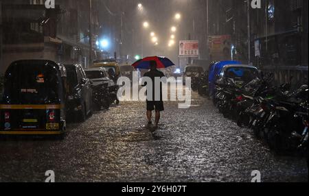 Mumbai, Indien. September 2024. MUMBAI, INDIEN – 25. SEPTEMBER: In mehreren Teilen der Stadt Mumbai und den Vororten gab das India Meteorological Department (IMD) am 25. September 2024 in Mumbai und Thane einen orangen Alarm wegen Starkregen aus. (Foto: Raju Shinde/Hindustan Times/SIPA USA) Credit: SIPA USA/Alamy Live News Stockfoto