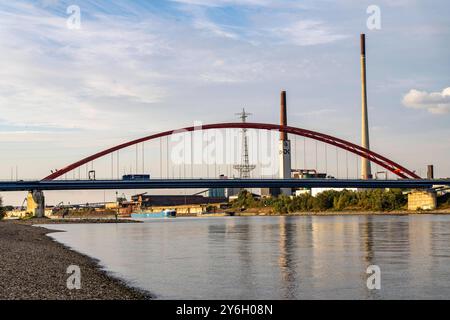 Die Brücke der Solidarität, längste Stabbogenbrücke Deutschlands, über den Rhein von Duisburg-Hochfeld nach DU-Rheinhausen, die Straßenbrücke ist marode und muss neu gebaut werden, viele Tausend LKW aus dem Logport Hafen und PKW benutzen die Brücke täglich, Neubau bis 2040, Duisburg, NRW, Deutschland, Brücke der Solidarität *** die Brücke der Solidarität, die längste Brücke Deutschlands, über den Rhein von Duisburg Hochfeld nach DU Rheinhausen, die Straßenbrücke ist verfallen und muss umgebaut werden, viele Tausend LKW vom Logport Hafen und Autos benutzen die Brücke täglich, neue Nachteile Stockfoto