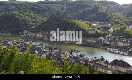 Malerischer Blick auf die Stadt Cochem mit farbenfrohen Häusern, die Mosel und die Reichsburg in Deutschland an einem sonnigen Tag. Stockfoto