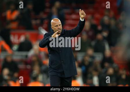 Liverpool, Großbritannien. September 2024. Arne Slot, der Manager von Liverpool, beweist seine Wertschätzung für die Fans am Ende des Spiels. Carabao Cup, Spiel der dritten Runde des EFL Cup, Liverpool gegen West Ham Utd in Anfield in Liverpool am Mittwoch, 25. September 2024. Dieses Bild darf nur für redaktionelle Zwecke verwendet werden. Nur redaktionelle Verwendung, Bild von Chris Stading/Andrew Orchard Sportfotografie/Alamy Live News Credit: Andrew Orchard Sportfotografie/Alamy Live News Stockfoto