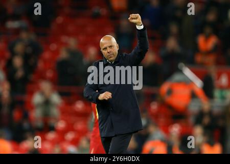 Liverpool, Großbritannien. September 2024. Arne Slot, der Manager von Liverpool, beweist seine Wertschätzung für die Fans am Ende des Spiels. Carabao Cup, Spiel der dritten Runde des EFL Cup, Liverpool gegen West Ham Utd in Anfield in Liverpool am Mittwoch, 25. September 2024. Dieses Bild darf nur für redaktionelle Zwecke verwendet werden. Nur redaktionelle Verwendung, Bild von Chris Stading/Andrew Orchard Sportfotografie/Alamy Live News Credit: Andrew Orchard Sportfotografie/Alamy Live News Stockfoto