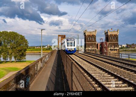 Die Eisenbahnbrücke Duisburg-Hochfeld-Rheinhausen, über den Rhein, Regionalzüge und viele Güterzüge queren hier den Rhein, von 1950, Stahl Fachwerkbrücke, Duisburg, NRW, Deutschland, Eisenbahnbrücke DU *** die Eisenbahnbrücke Duisburg Hochfeld Rheinhausen, über den Rhein, Regionalzüge und viele Güterzüge überqueren hier den Rhein, ab 1950, Stahlfachwerkbrücke, Duisburg, NRW, Deutschland, Eisenbahnbrücke DU Stockfoto