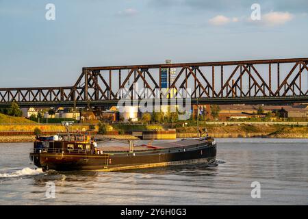 Die Eisenbahnbrücke Duisburg-Hochfeld-Rheinhausen, über den Rhein, Regionalzüge und viele Güterzüge queren hier den Rhein, von 1950, Stahl Fachwerkbrücke, Duisburg, NRW, Deutschland, Eisenbahnbrücke DU *** die Eisenbahnbrücke Duisburg Hochfeld Rheinhausen, über den Rhein, Regionalzüge und viele Güterzüge überqueren hier den Rhein, ab 1950, Stahlfachwerkbrücke, Duisburg, NRW, Deutschland, Eisenbahnbrücke DU Stockfoto