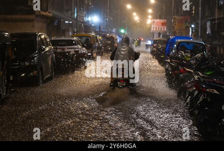 Mumbai, Indien. September 2024. MUMBAI, INDIEN – 25. SEPTEMBER: In mehreren Teilen der Stadt Mumbai und den Vororten gab das India Meteorological Department (IMD) am 25. September 2024 in Mumbai und Thane einen orangen Alarm wegen Starkregen aus. (Foto: Raju Shinde/Hindustan Times/SIPA USA) Credit: SIPA USA/Alamy Live News Stockfoto