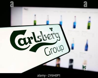 Deutschland. August 2024. In dieser Fotoabbildung ist ein Smartphone mit dem Logo des dänischen Brauunternehmens Carlsberg vor der Business-Website zu sehen. (Credit Image: © Timon Schneider/SOPA Images via ZUMA Press Wire) NUR REDAKTIONELLE VERWENDUNG! Nicht für kommerzielle ZWECKE! Stockfoto