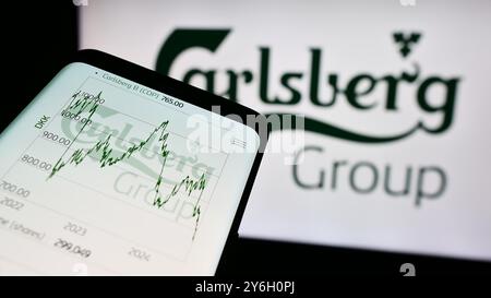 Deutschland. August 2024. In dieser Abbildung ist ein Mobiltelefon mit der Website des dänischen Brauunternehmens Carlsberg vor dem Firmenlogo zu sehen. (Foto von Timon Schneider/SOPA Images/SIPA USA) *** ausschließlich für redaktionelle Nachrichten *** Credit: SIPA USA/Alamy Live News Stockfoto