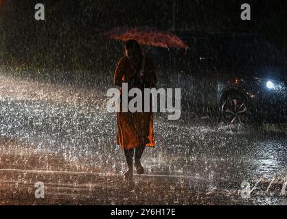 Mumbai, Indien. September 2024. MUMBAI, INDIEN – 25. SEPTEMBER: In mehreren Teilen der Stadt Mumbai und den Vororten gab das India Meteorological Department (IMD) am 25. September 2024 in Mumbai und Thane einen orangen Alarm wegen Starkregen aus. (Foto: Raju Shinde/Hindustan Times/SIPA USA) Credit: SIPA USA/Alamy Live News Stockfoto