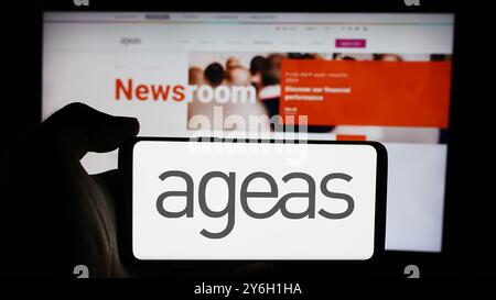 Deutschland. August 2024. In dieser Abbildung hält eine Person ein Handy mit dem Logo der belgischen Versicherungsgesellschaft Ageas vor der Webseite. (Credit Image: © Timon Schneider/SOPA Images via ZUMA Press Wire) NUR REDAKTIONELLE VERWENDUNG! Nicht für kommerzielle ZWECKE! Stockfoto