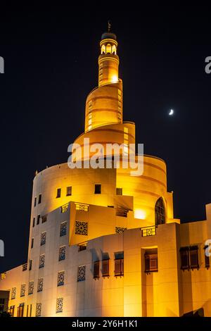 Das Abdullah bin Zaid Al Mahmoud Islamische Kulturzentrum mit Fanar Masjid (Spiralmoschee) im Souq Waqif in Doha, Katar Stockfoto