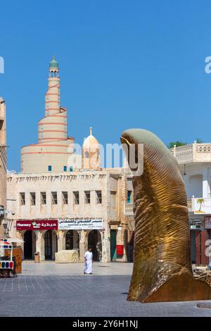 Die goldene Daumenstatue (Pouce) von César Baldaccini (1921-1998) am Souq Waqif (lokaler Marktplatz) in Doha, Katar an einem schönen sonnigen Tag Stockfoto