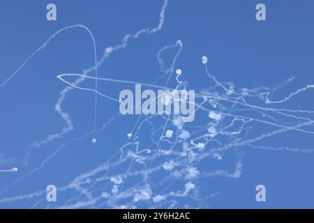 (240925) -- SAFED, 25. September 2024 (Xinhua) -- Rauchspuren werden beobachtet, wenn ein israelisches Raketenabwehrsystem Raketen abfängt, die aus dem Libanon abgefeuert wurden, wie aus Safed, Nord-Israel, am 25. September 2024. Am Mittwoch setzte sich der grenzüberschreitende Brand fort, wobei israelische Truppen das Gebiet Nabatieh im südlichen Libanon und das Bekaa-Tal schwer bombardierten. Die Hisbollah reagierte darauf, indem sie mindestens 40 Raketen auf Israel abfeuerte, darunter eine Langstreckenrakete, die Luftangriffsirenen in Zentral-Israel auslöste, einschließlich Tel Aviv. (David Cohen/JINI über Xinhua) Stockfoto