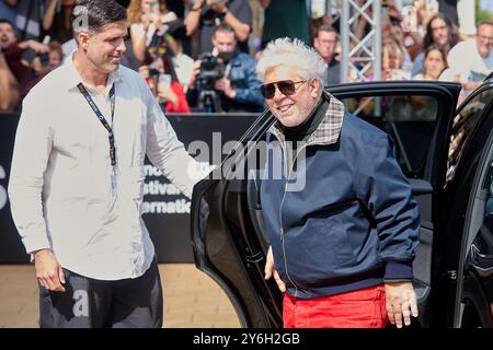 San Sebastian, Spanien. September 2024. Pedro Almodovar kommt am 25. September 2024 während des 72. Internationalen Filmfestivals San Sebastian in San Sebastian, Spanien, im Maria Cristina Hotel an. (Foto: COOLMedia/NurPhoto) Credit: NurPhoto SRL/Alamy Live News Stockfoto