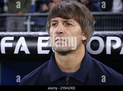 Hamburg, Deutschland. September 2024. Dynamo Kiew-Trainer Oleksandr Shovkovskyi war beim Spiel Dynamo Kiew gegen Lazio im Hamburger Volksparkstadion zu sehen. Quelle: Oleksandr Prykhodko/Alamy Live News Stockfoto