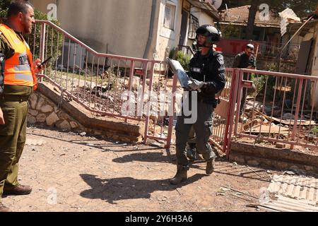 (240925) -- SAFED, 25. September 2024 (Xinhua) -- israelische Sicherheitskräfte arbeiten am Schauplatz eines Raketenangriffs in Safed, Nord-Israel, am 25. September 2024. Am Mittwoch setzte sich der grenzüberschreitende Brand fort, wobei israelische Truppen das Gebiet Nabatieh im südlichen Libanon und das Bekaa-Tal schwer bombardierten. Die Hisbollah reagierte darauf, indem sie mindestens 40 Raketen auf Israel abfeuerte, darunter eine Langstreckenrakete, die Luftangriffsirenen in Zentral-Israel auslöste, einschließlich Tel Aviv. (David Cohen/JINI über Xinhua) Stockfoto