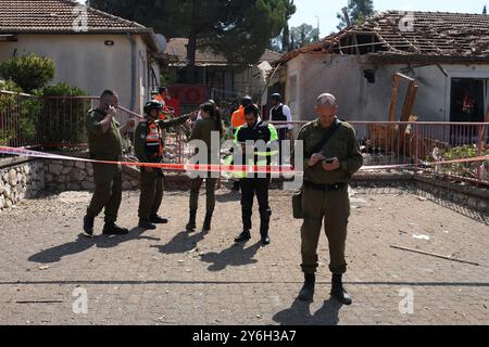 (240925) -- SAFED, 25. September 2024 (Xinhua) -- israelische Sicherheitskräfte arbeiten am Schauplatz eines Raketenangriffs in Safed, Nord-Israel, am 25. September 2024. Am Mittwoch setzte sich der grenzüberschreitende Brand fort, wobei israelische Truppen das Gebiet Nabatieh im südlichen Libanon und das Bekaa-Tal schwer bombardierten. Die Hisbollah reagierte darauf, indem sie mindestens 40 Raketen auf Israel abfeuerte, darunter eine Langstreckenrakete, die Luftangriffsirenen in Zentral-Israel auslöste, einschließlich Tel Aviv. (David Cohen/JINI über Xinhua) Stockfoto