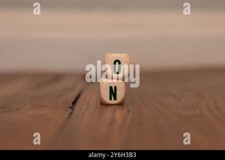 Hand-Putting-Holzwürfelblock mit MARKENTEXT isoliert auf weißem Hintergrund. Bauen Sie Ihre Marke auf. Markenbildung, Erfolg, Geschäft. Stockfoto