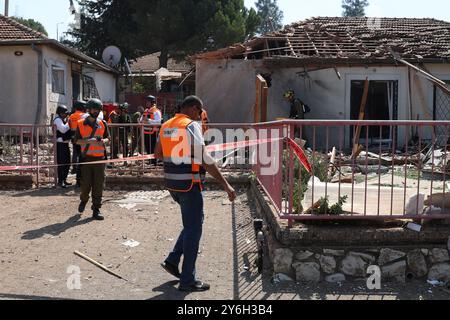 (240925) -- SAFED, 25. September 2024 (Xinhua) -- israelische Sicherheitskräfte arbeiten am Schauplatz eines Raketenangriffs in Safed, Nord-Israel, am 25. September 2024. Am Mittwoch setzte sich der grenzüberschreitende Brand fort, wobei israelische Truppen das Gebiet Nabatieh im südlichen Libanon und das Bekaa-Tal schwer bombardierten. Die Hisbollah reagierte darauf, indem sie mindestens 40 Raketen auf Israel abfeuerte, darunter eine Langstreckenrakete, die Luftangriffsirenen in Zentral-Israel auslöste, einschließlich Tel Aviv. (David Cohen/JINI über Xinhua) Stockfoto