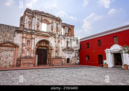 Außenfassade der Ruinen des Antiguo Colegio de la Compañia de Jesús oder College of the Society of Jesus, einer kunstvollen Jesuitenkirche und Kloster, die 1773 durch die Erdbeben in Santa Marta in Antigua, Guatemala, zerstört wurden. Die Gebäude werden von der spanischen Agentur für internationale Entwicklungszusammenarbeit restauriert. Stockfoto